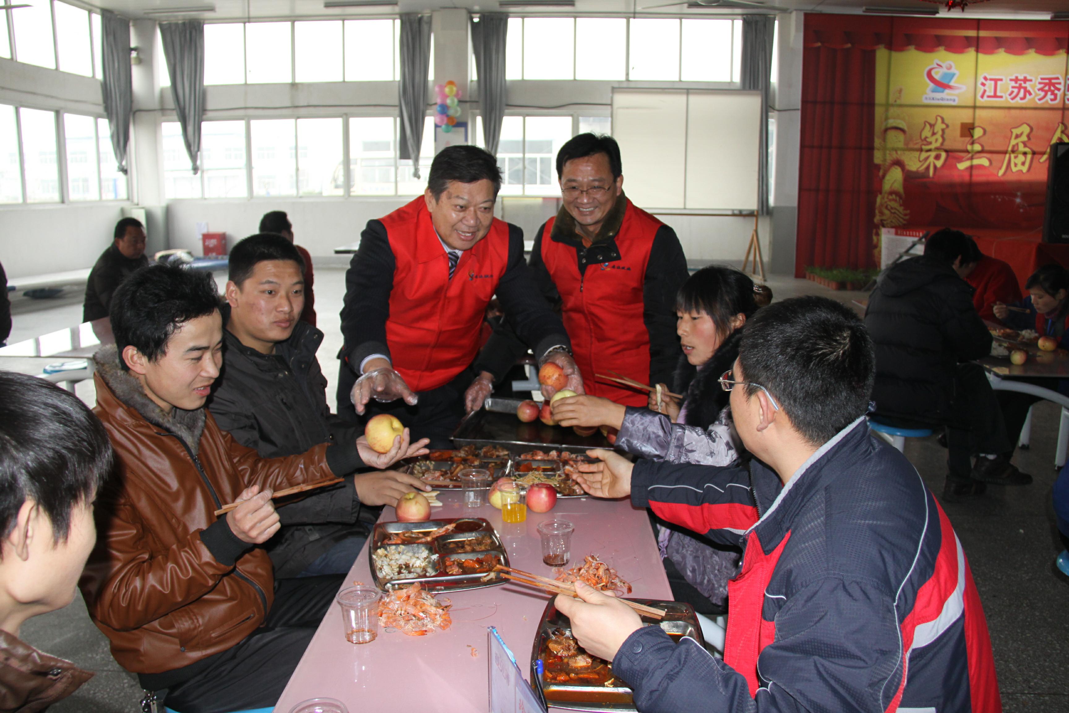 2011年，全員大聚餐，盧總向員工發(fā)放水果_極光看圖.jpg