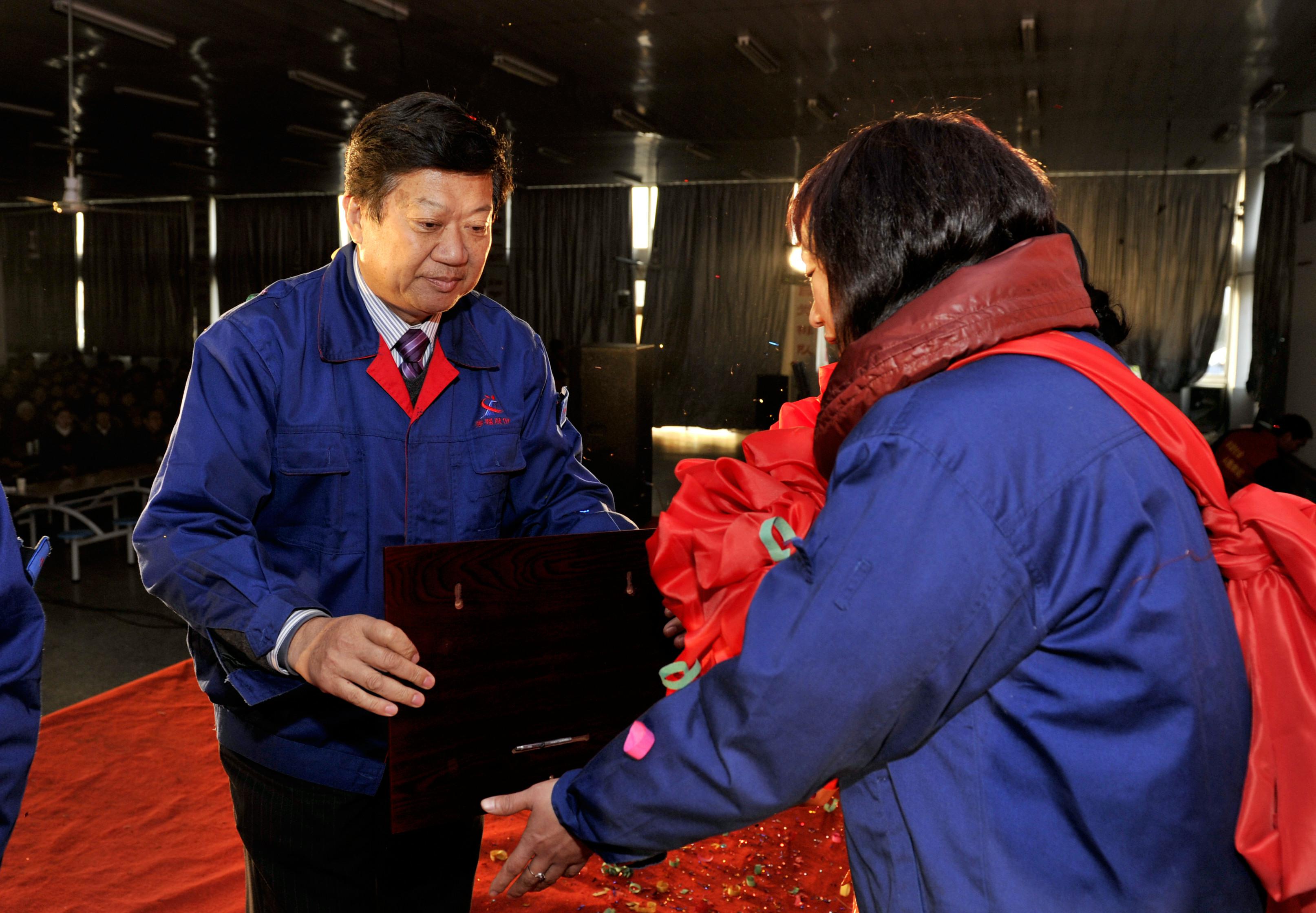 1.盧秀強為“十大好媳婦”頒發(fā)獎牌_極光看圖.jpg