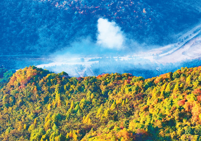 近日，位于遼寧省本溪市本溪滿(mǎn)族自治縣東營(yíng)坊鄉(xiāng)南營(yíng)坊村的老邊溝景區(qū)在晨霧中美不勝收。李堅(jiān)強(qiáng)攝（人民視覺(jué)）