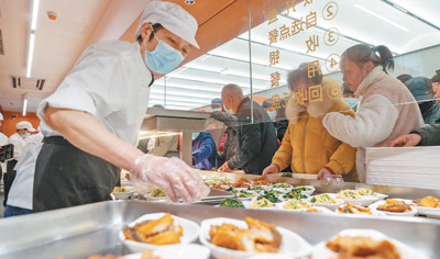 圖為市民在地鐵食堂檔口排隊(duì)買(mǎi)餐。史凌云攝（人民視覺(jué)）