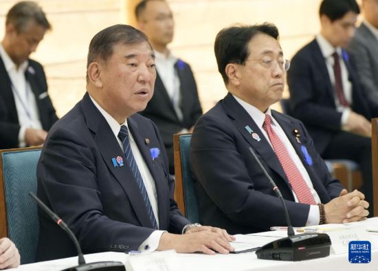 7月8日，在日本東京，日本首相石破茂（左）在綜合對策總部會議上發(fā)言。新華社/共同社